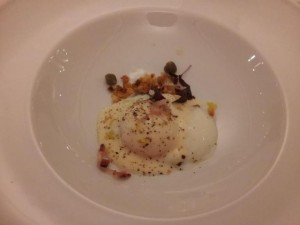 Uovo di Paolo Parisi cotto a 63 gradi, cremoso di parmigiano a lunga stagionatura, guanciale e limone candito (Giuseppe Misuriello)