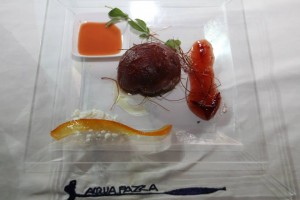 sfera di tonno ripiena di burrata servita con gazpacho