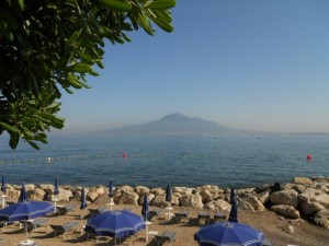 Il Vesuvio, simbolo di Napoli nel mondo, visto dal mare – foto di Novella Talamo
