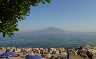 Il Vesuvio, simbolo di Napoli nel mondo, visto dal mare – foto di Novella Talamo