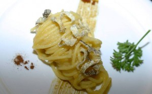 Locanda Severino, spaghettone di Gragnano in salsa di pomodoro giallo, baccalà islandese e liquirizia