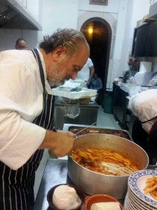 Raffaele Vitale al lavoro in cucina