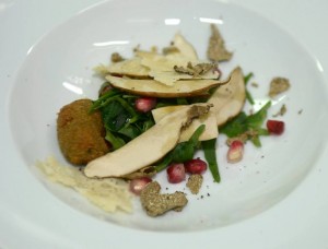 insalata d’autunno con rucola selvatica, porcini, chips di provolone del Monaco, lumache, melograno e tartufo nero
