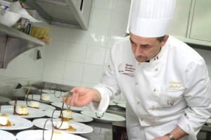 Domenico Manfredi al lavoro in cucina