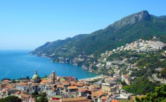 una veduta di Vietri sul Mare - immagine tratta da www.amalfi-coast.com