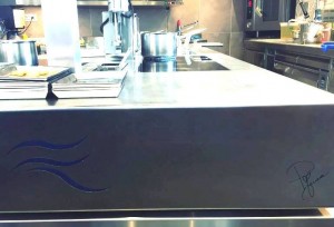 Il Faro di Capo d’Orso, la nuova cucina con la firma dello chef in basso a destra