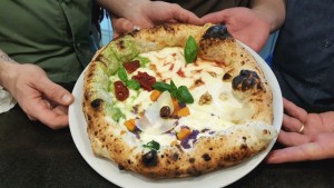 Madia, la pizza che riunisce i quattro gusti proposti per la serata